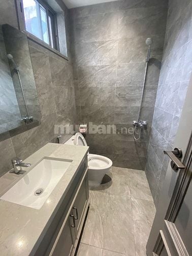 Cho thuê nhà mới mặt phố Hai Bà Trưng 80m² x 4T, Mặt tiền 6m, có hầm