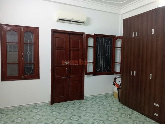 Chính chủ bán nhà Lạc Long Quân, tiện ích xung quanh đầy đủ . 