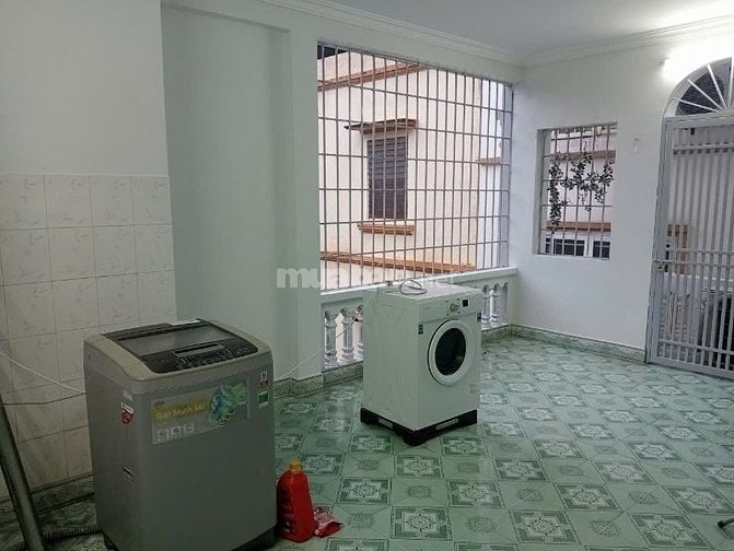 Chính chủ bán nhà Lạc Long Quân, tiện ích xung quanh đầy đủ . 