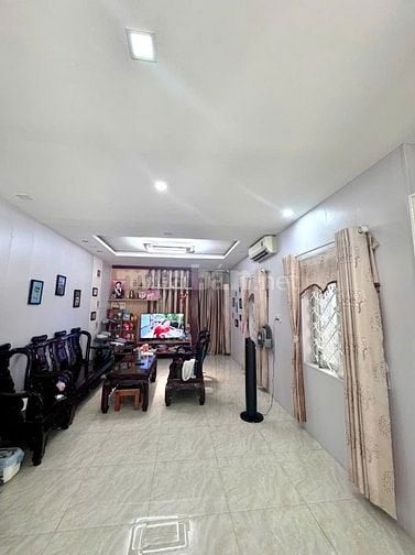 Cho thuê nhà 3 tầng, giá tốt, mặt tiền Ông Ích Khiêm, đầy đủ nội thất.