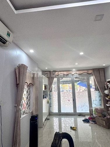 Cho thuê nhà 3 tầng, giá tốt, mặt tiền Ông Ích Khiêm, đầy đủ nội thất.
