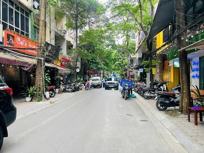 Bán nhà ngõ 34 Nguyên Hồng 69m2- MT:5,6m, oto tránh,KD,vỉa hè, 27,5tỷ.