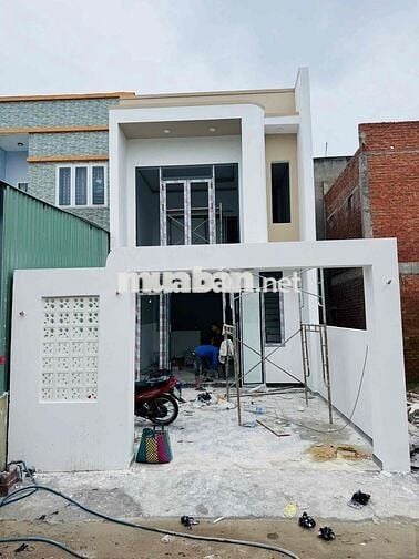 bán căn nhà lầu giá rẻ. dân đông kín. xung quanh tiện ích đầy đủ