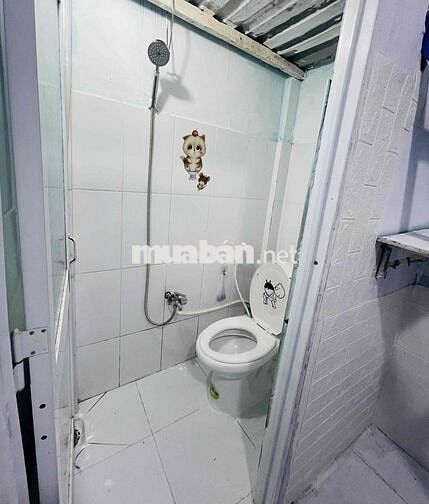1người, ngay trệt. gác đúc,máy lạnh.toilet riêng. giờ tự do