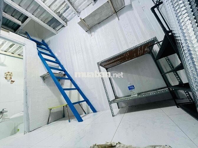 1người, ngay trệt. gác đúc,máy lạnh.toilet riêng. giờ tự do