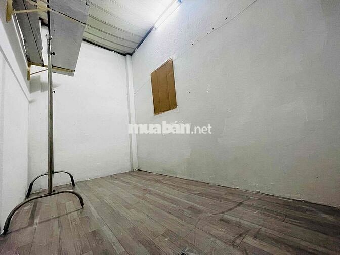 1người, ngay trệt. gác đúc,máy lạnh.toilet riêng. giờ tự do