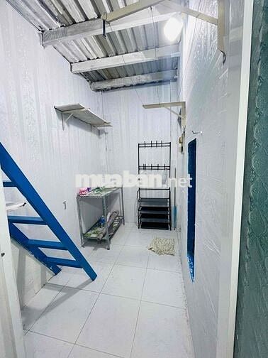 1người, ngay trệt. gác đúc,máy lạnh.toilet riêng. giờ tự do