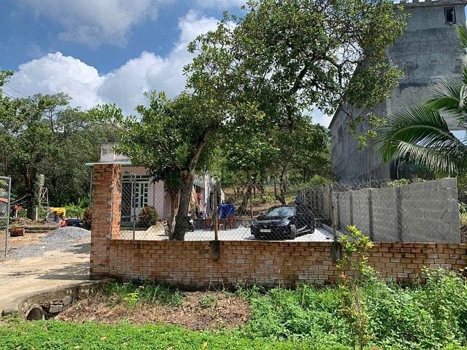 Nhà CẤP 4 gần Thị Trấn Định Quán đá ba chồng DT; 30 x 240m Thổ cư 300m