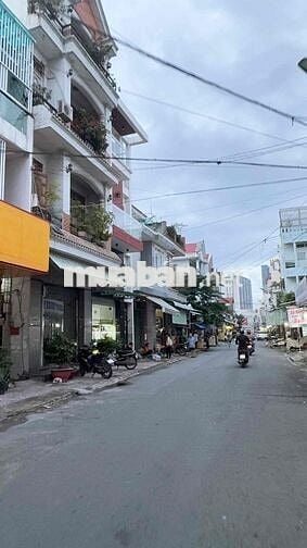 nhà 3 tầng 150m2 , mặt tiền đi bộ ra Vincome Dĩ An, chỉ 6,5 tỷ