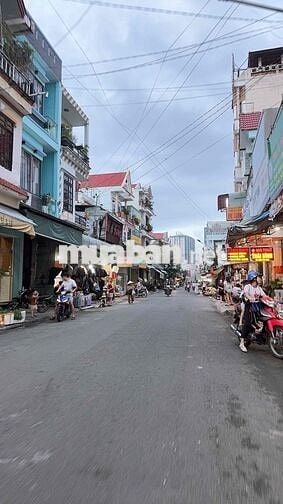 nhà 3 tầng 150m2 , mặt tiền đi bộ ra Vincome Dĩ An, chỉ 6,5 tỷ