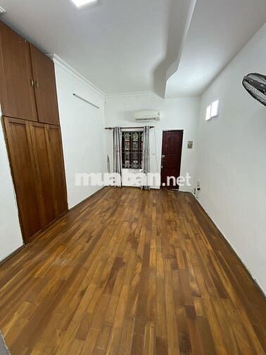 Nhà mặt tiền, 2 phòng ngủ, Quốc Tử Giám, Hà Nội