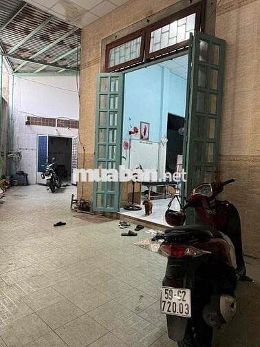 nhà mặt tiền 10*12 có sân rộng tiện kinh doanh