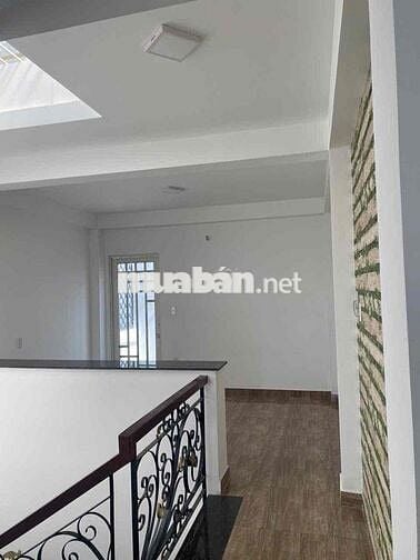 CHO THUÊ NHÀ MỚI XE HƠI TRONG NHÀ