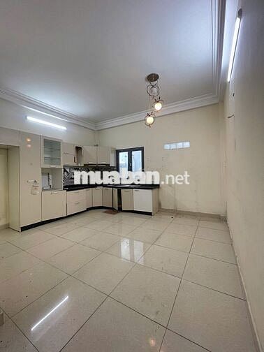 Cho thuê mặt tiền KD 285 CMT8 ngay Hà Đô Centrosa nhà 5 lầu thang máy