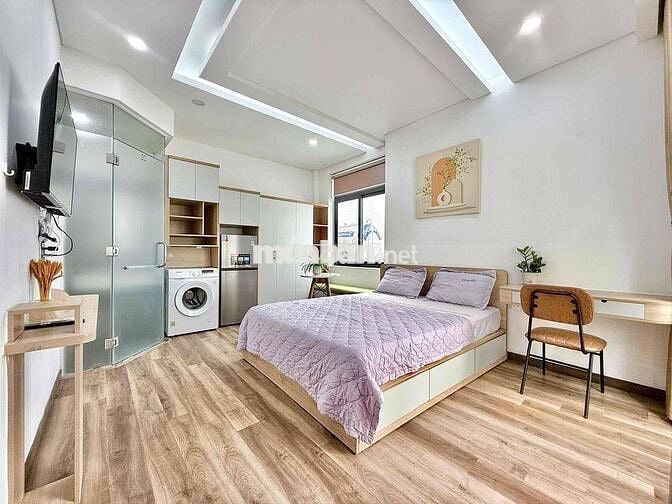 studio ban công cực thoáng , đầy đủ tiện nghi , toà nhà hiện đại