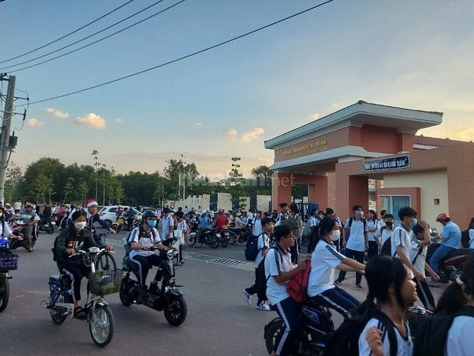 Cần SANG NHƯỢNG (có chỗ ở cả gia đình): quán cafe, tạp hóa cổng trườ