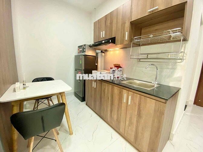 Căn hộ 1PN tách bếp cửa sổ trời đón nắng, full nội thất, sofa lớn