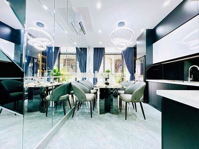 Cần bán tòa kính nhà mặt phố Nguyễn Văn Cừ 195m2 giá hơn 70 tỷ