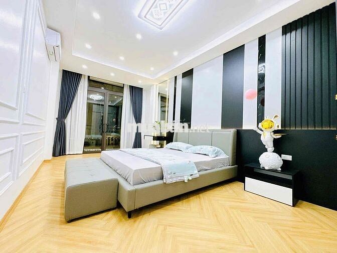 Cần bán tòa kính nhà mặt phố Nguyễn Văn Cừ 195m2 giá hơn 70 tỷ