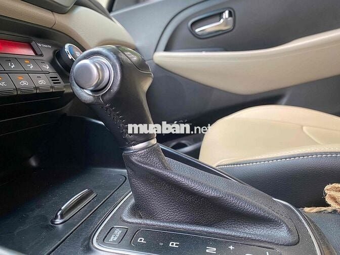 Kia Rondo 7 chỗ máy xăng 2.0 2016