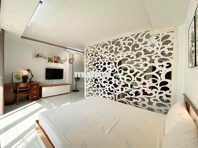 Sân pickle ball trong toà nhà , thang máy , đầy đủ tiện nghi