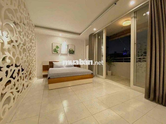 Sân pickle ball trong toà nhà , thang máy , đầy đủ tiện nghi