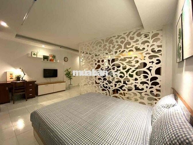 Sân pickle ball trong toà nhà , thang máy , đầy đủ tiện nghi