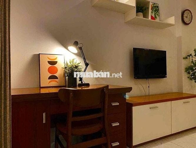 Sân pickle ball trong toà nhà , thang máy , đầy đủ tiện nghi