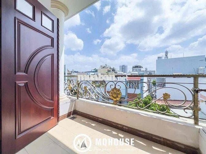 Studio 42m2 ban công lớn , thang máy , đầy đủ tiện nghi