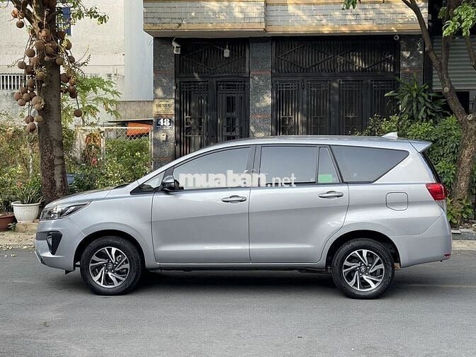 Cần bán Innova 2020 số sàn form mới zin đẹp