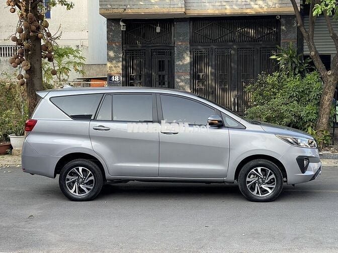 Cần bán Innova 2020 số sàn form mới zin đẹp