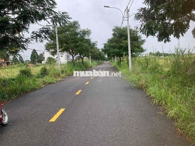 Kẹt tiền bán gấp nền 80m2 đường chính Sài Gòn Village, giá ngộp