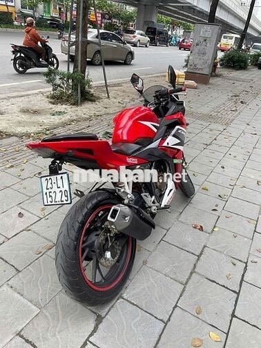 Cần bán Honda CBR150R đời 2016 màu đỏ trắng
