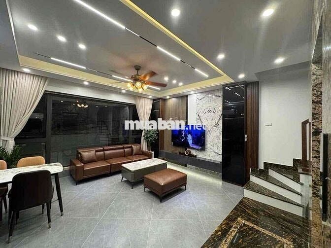 Bán nhà Phố Trạm 40.6m² – 6 tầng thang máy – ô tô vào nhà – MT 5.25m