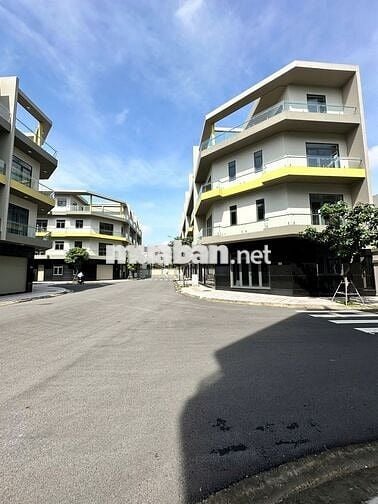 Nhà phố 1 trệt 3 lầu, 61m2, trong Khu Đô Thị có Trung Tâm Thương Mại.