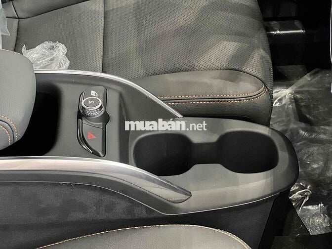 VF6 Plus Đỏ mới 100%, xe sẳn giao ngay