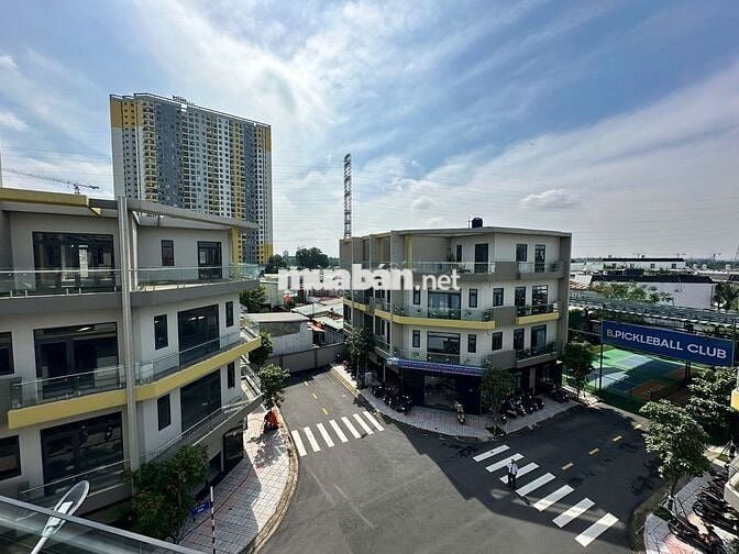 Nhà phố 1 trệt 3 lầu, 61m2, trong Khu Đô Thị có Trung Tâm Thương Mại.