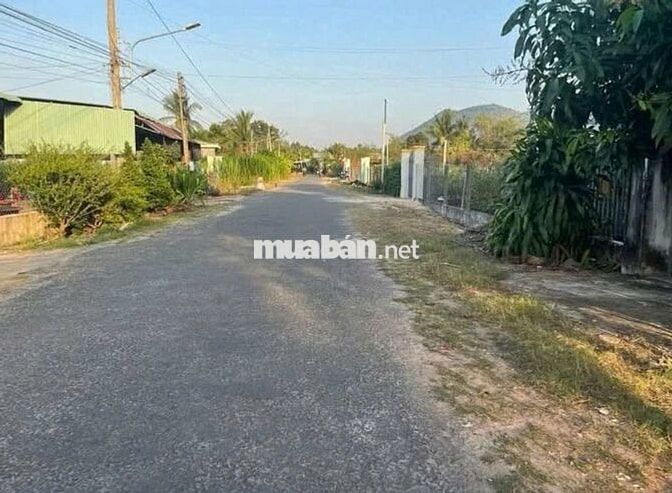 Bán lô đất Đ. Tỉnh lộ 8 gần cầu vượt Củ Chi. DT 102m2. Sổ hồng riêng