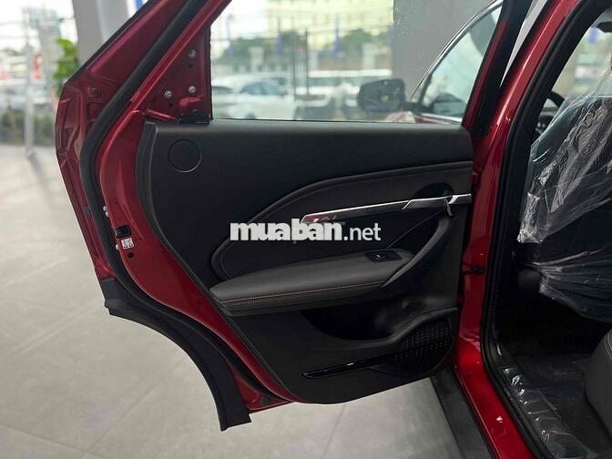 VF6 Plus Đỏ mới 100%, xe sẳn giao ngay