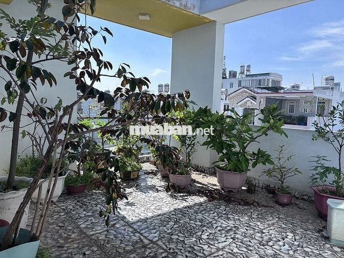 Cho thuê nhà nguyên căn Q.7. Nhà hẻm xe hơi, nội thất cơ bản.