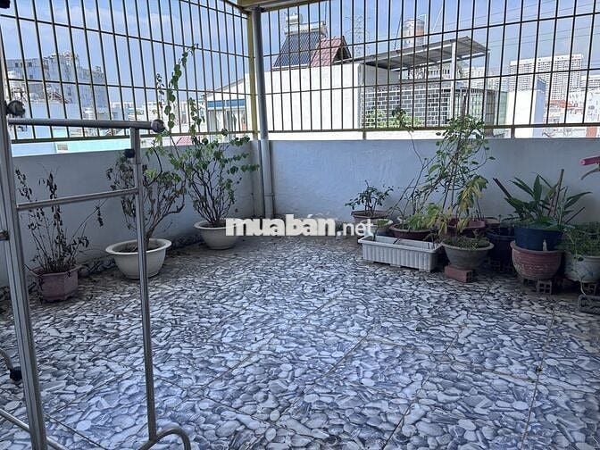 Cho thuê nhà nguyên căn Q.7. Nhà hẻm xe hơi, nội thất cơ bản.