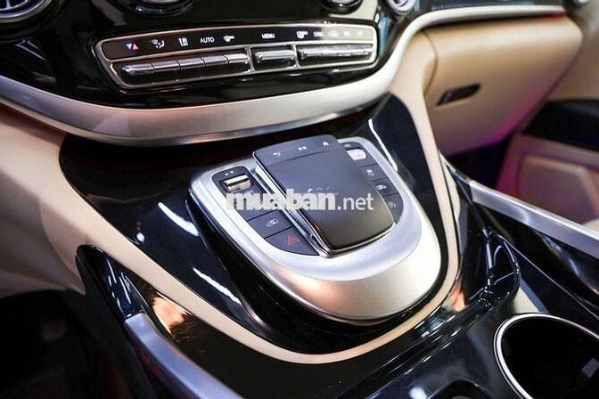 Mercedes Benz V250 Luxury 2023 - 5399 km