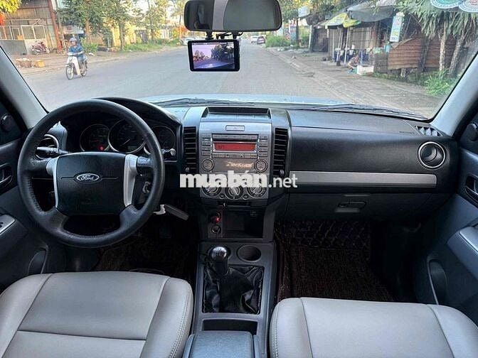 Ford Everest 2013 2.5L 4x2 MT - 100000 km