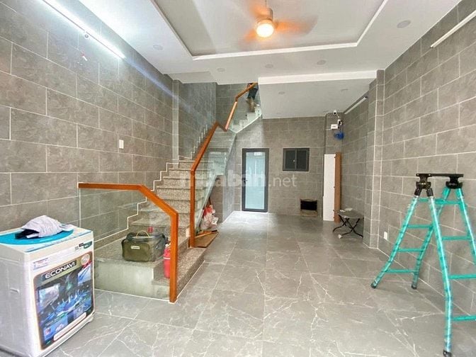 Gấp!! Nhà đẹp 50m2 nằm ngay Bến Vân Đồn, phường 1, Quận 4 - HXH 