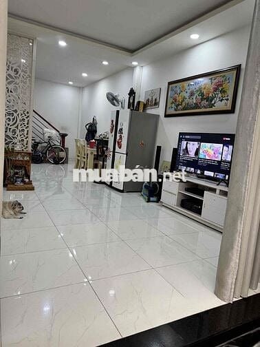 Giáp Quận 1, Nhà 60m2, 3 tầng 3PN, hẻm thông gần mt Hoàng Hoa Thám