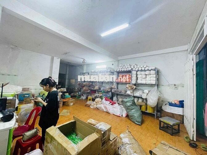 Chính chủ cần sang hđ nhà rộng rãi mặt tiền phía sau chợ đầu mối HM