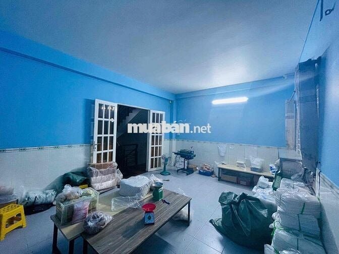 Chính chủ cần sang hđ nhà rộng rãi mặt tiền phía sau chợ đầu mối HM