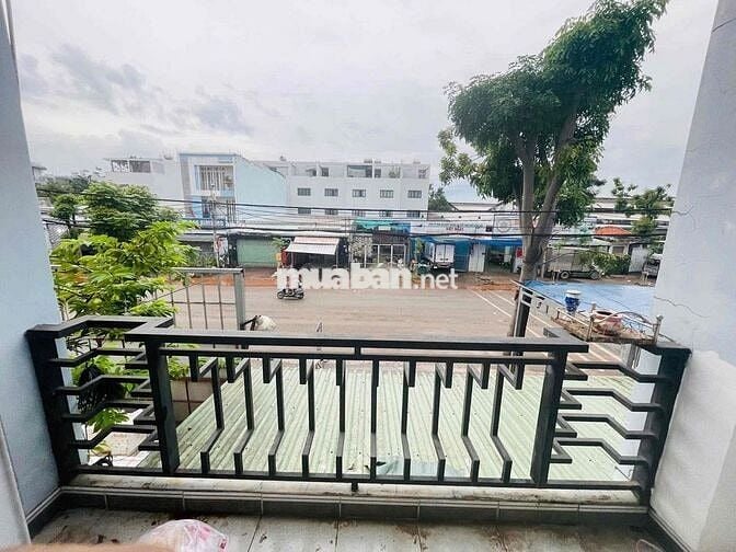 Chính chủ cần sang hđ nhà rộng rãi mặt tiền phía sau chợ đầu mối HM