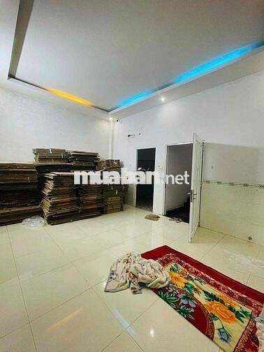 Chính chủ cần sang hđ nhà rộng rãi mặt tiền phía sau chợ đầu mối HM