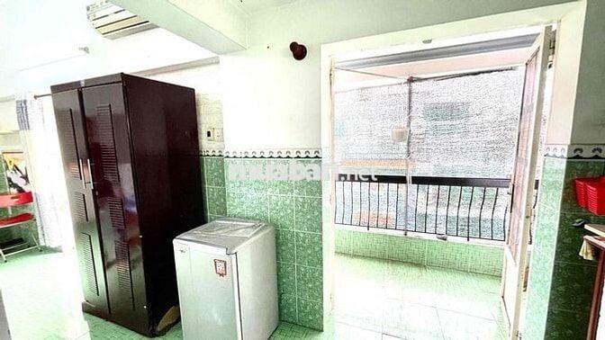 Phòng trọ có 2 ban công hướng công viên lớn, 2 cửa chính lớn